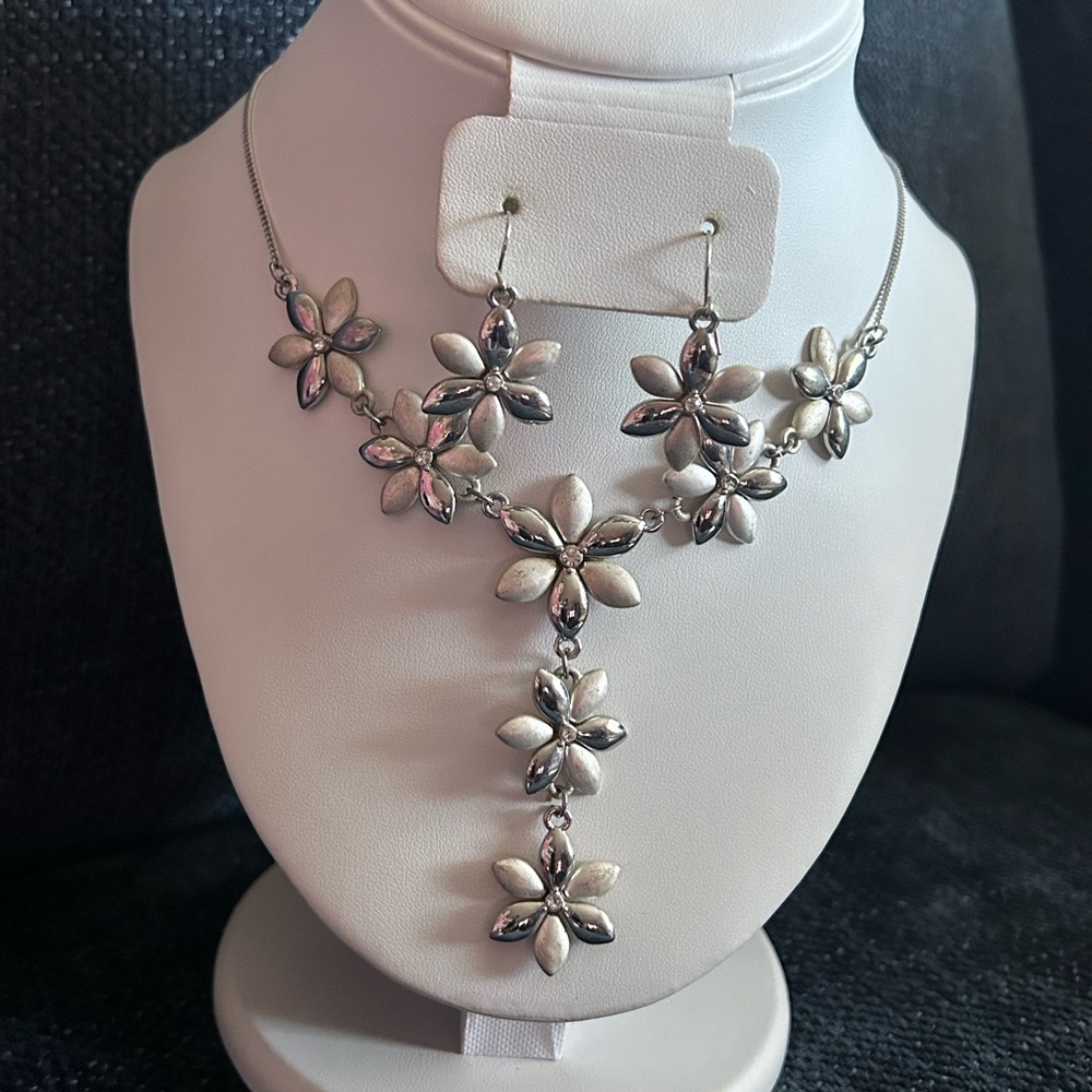 Silver tone Y Drop Floral Necklace and Earring Set